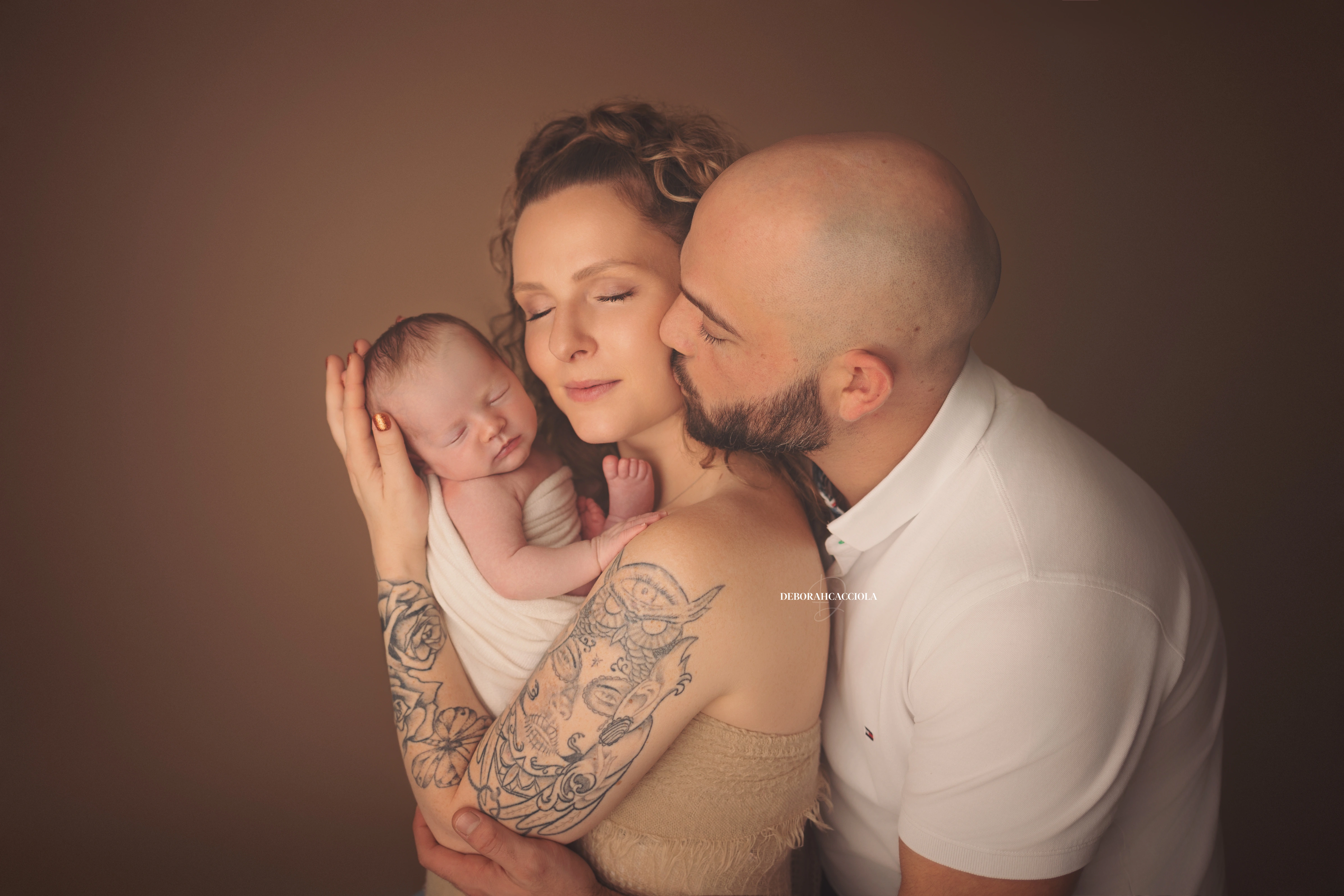 Photo nouveau-né à Orléans, bébé dans ses premiers jours, composition large et naturelle, couleurs équilibrées