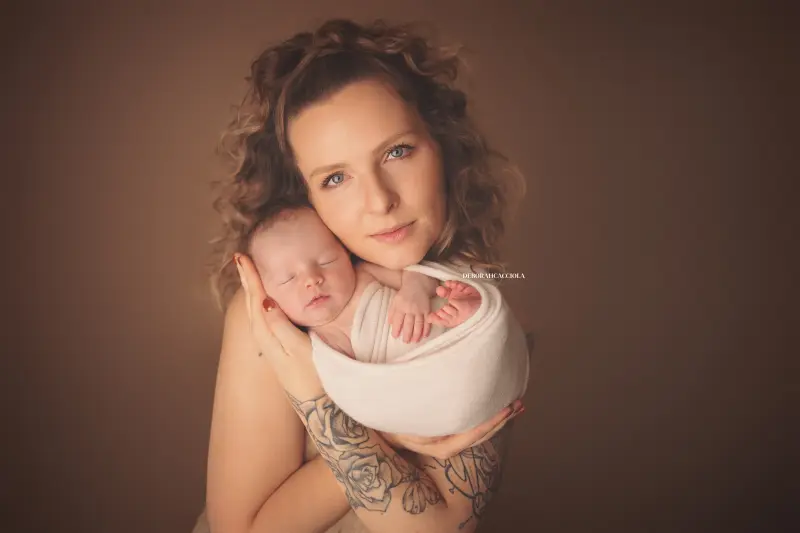 Photo nouveau-né studio Orléans : nouveau-né en studio, scène panoramique douce, couleurs douces