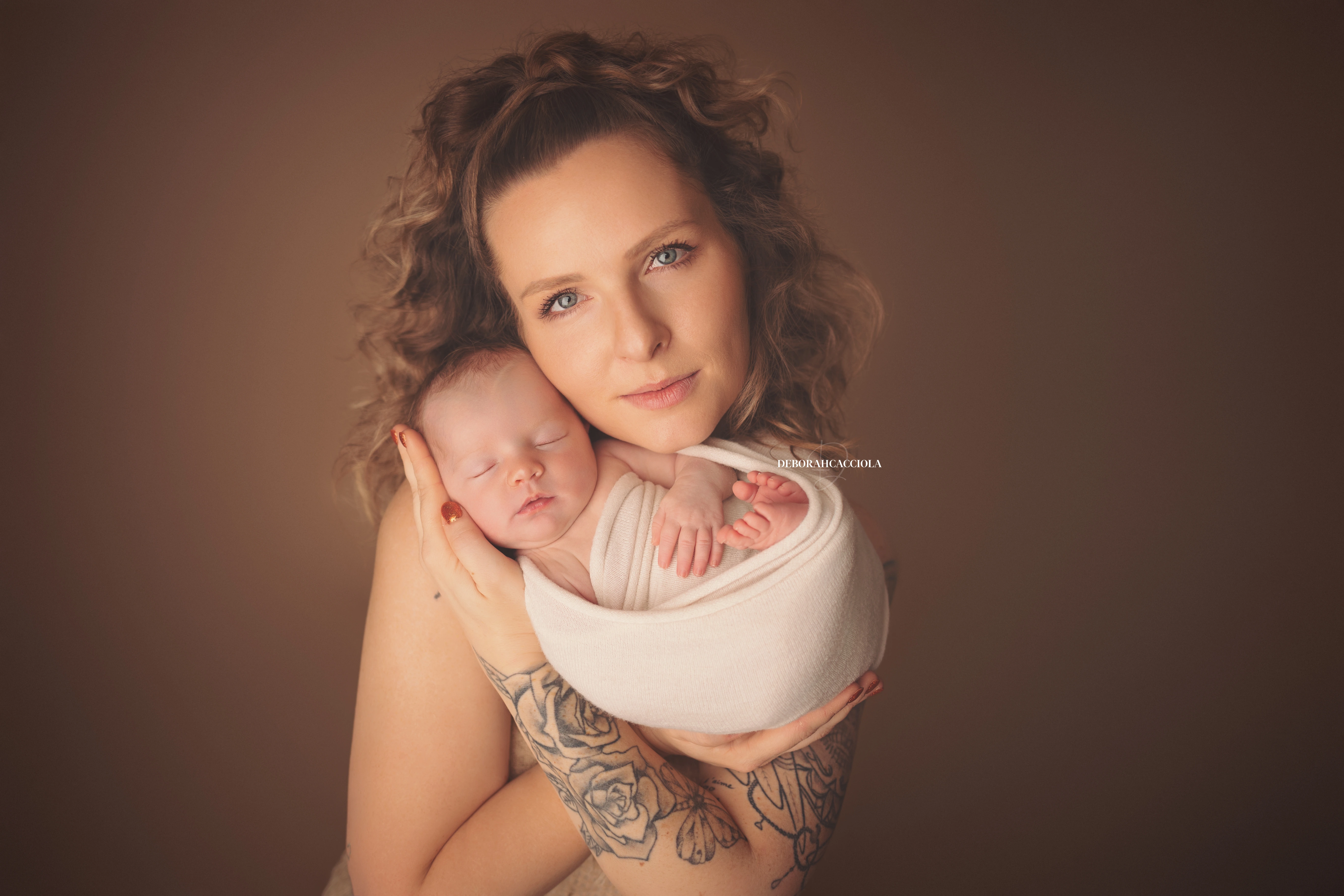 Photo nouveau-né studio Orléans : nouveau-né en studio, scène panoramique douce, couleurs douces