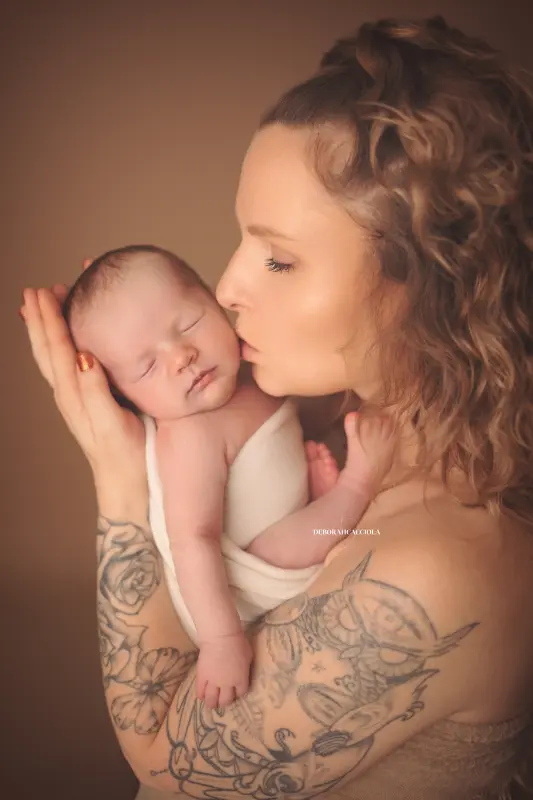 Photo nouveau-né studio Orléans : portrait délicat de bébé, composition resserrée élégante, palette claire