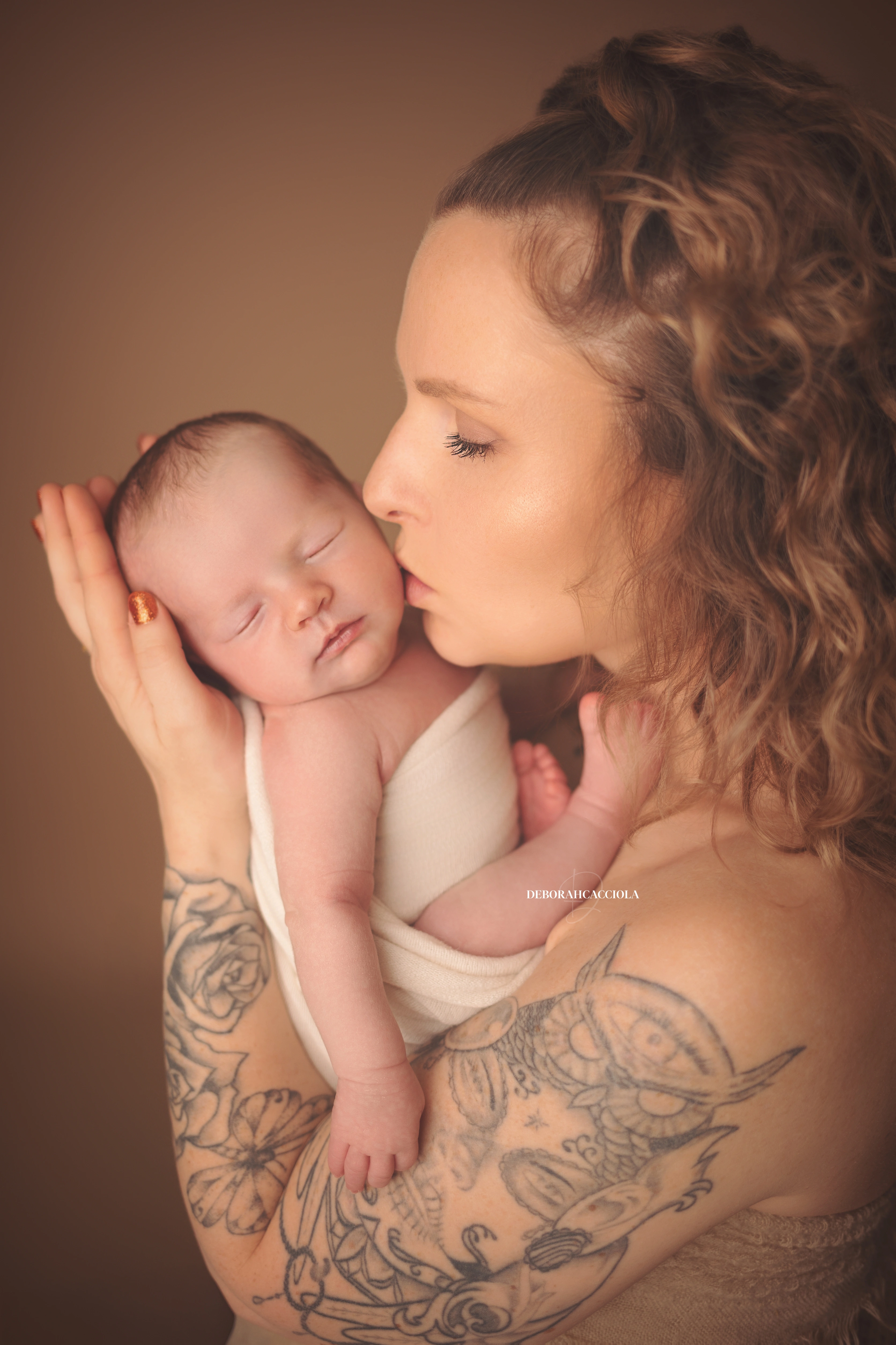 Photo nouveau-né studio Orléans : portrait délicat de bébé, composition resserrée élégante, palette claire