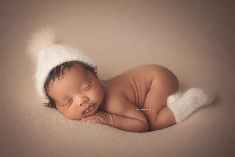 Portrait nouveau-né à Orléans : instant tendre avec bébé, plan large harmonieux, rendu naturel