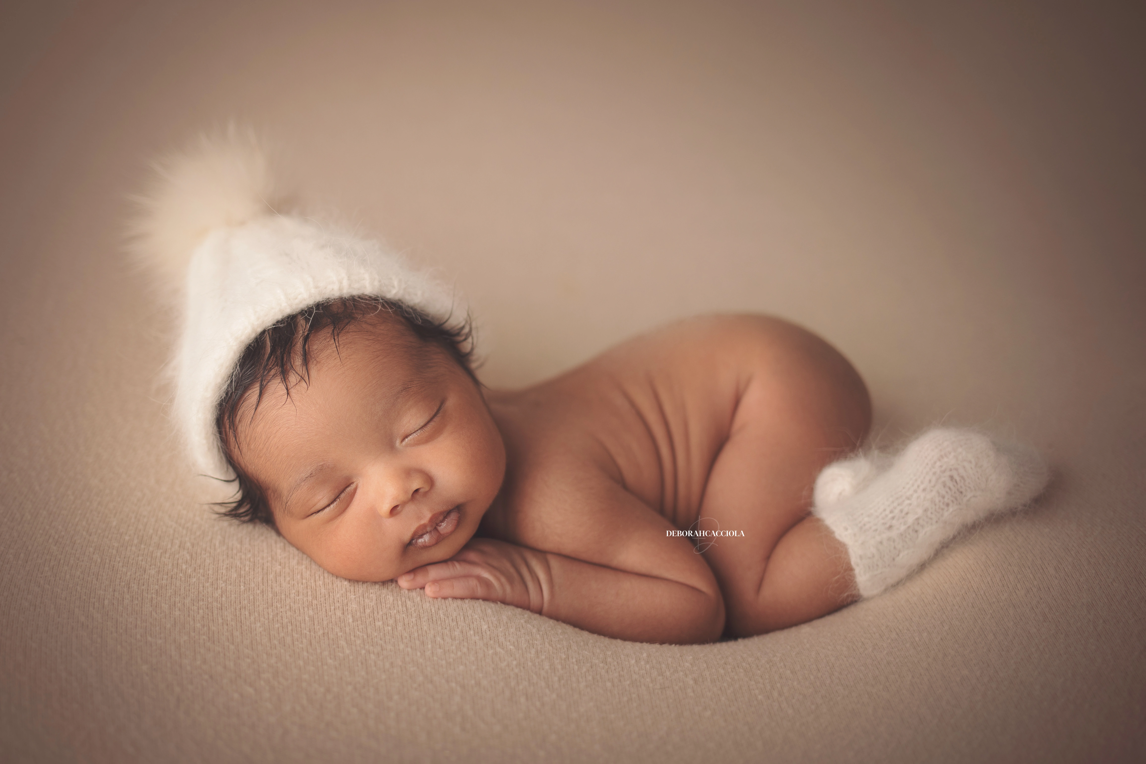 Portrait nouveau-né à Orléans : instant tendre avec bébé, plan large harmonieux, rendu naturel