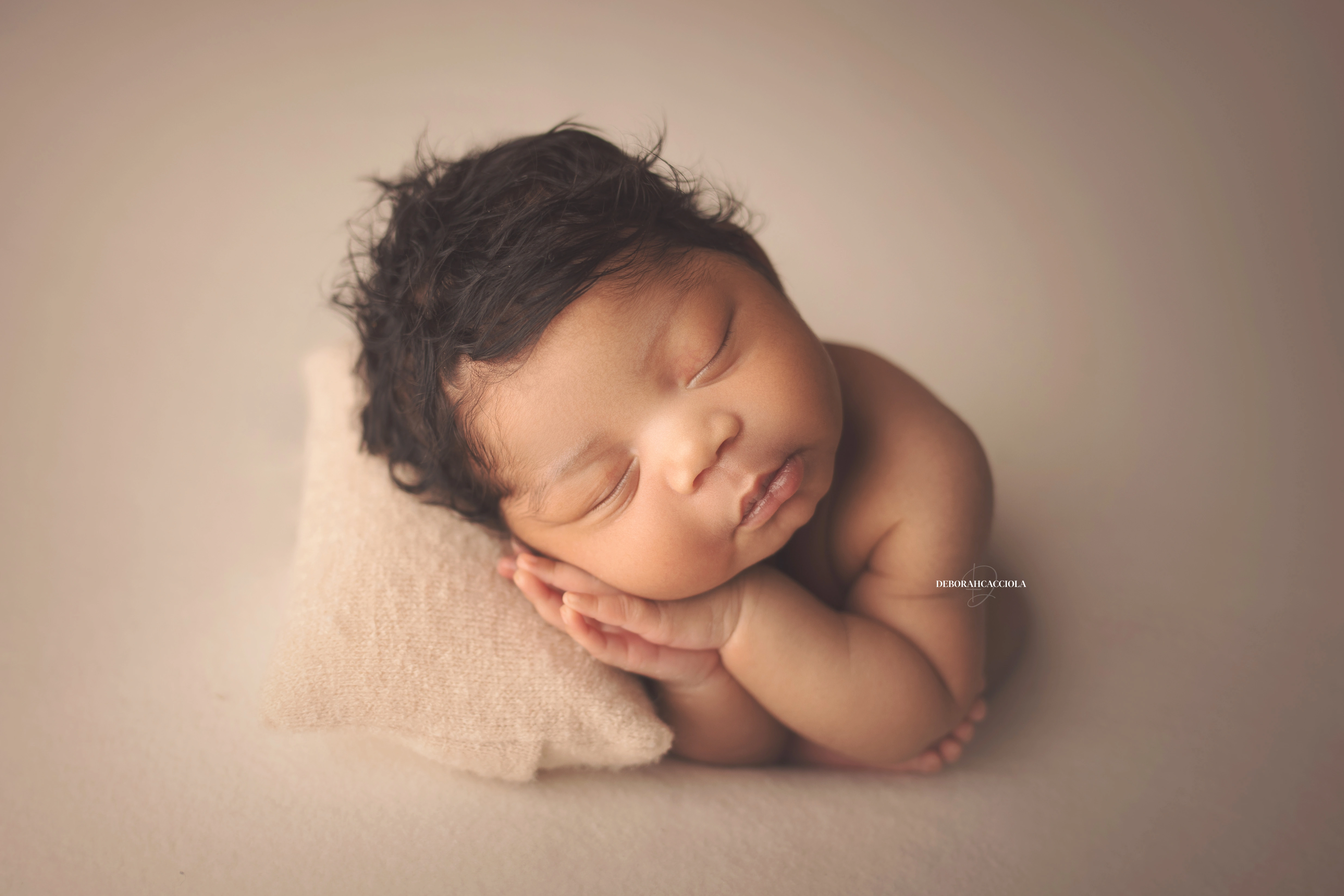 Portrait nouveau-né à Orléans : instant tendre avec bébé, plan large harmonieux, couleurs douces