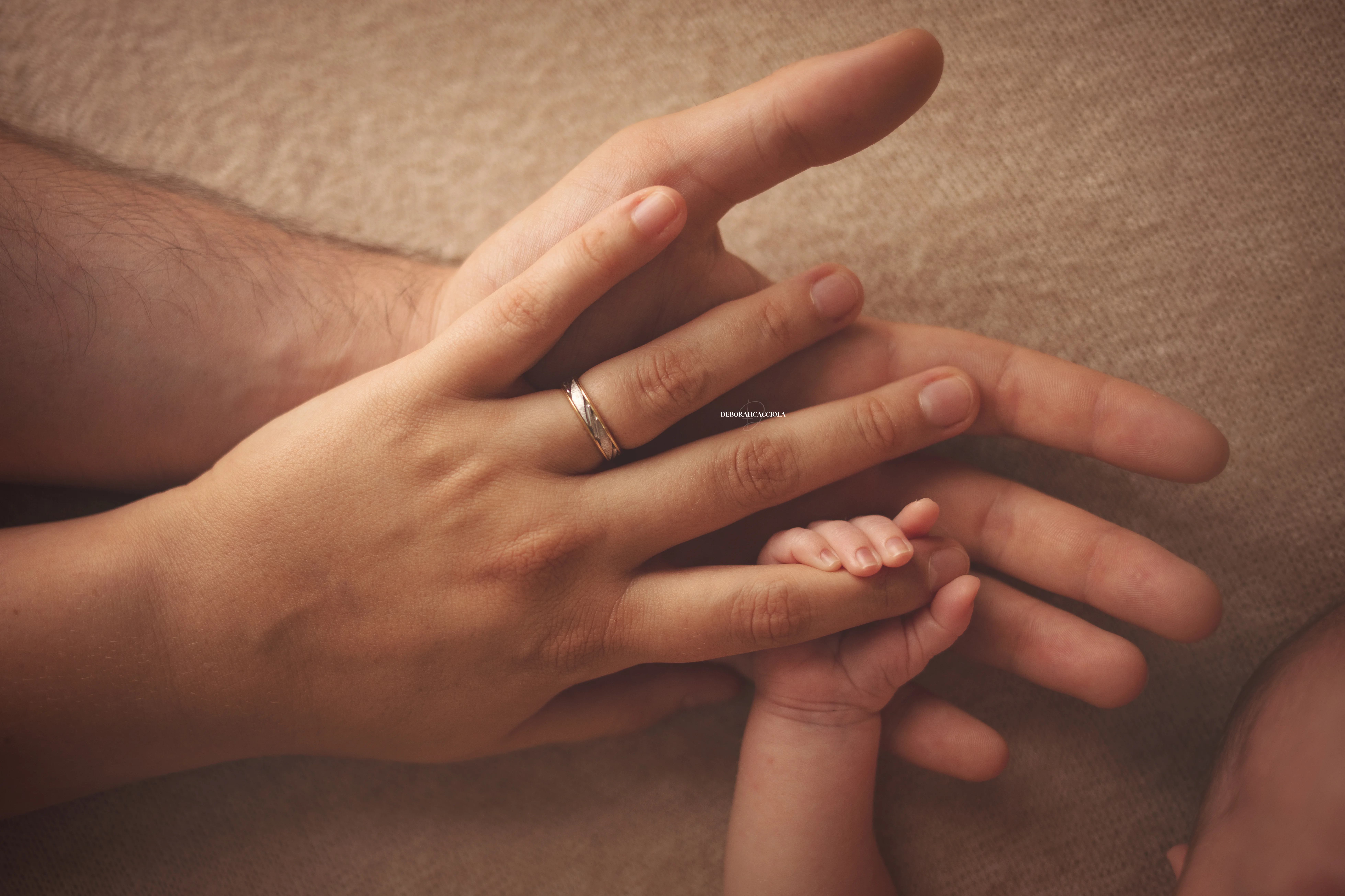 Portrait nouveau-né à Orléans : bébé dans ses premiers jours, composition large et naturelle, couleurs équilibrées
