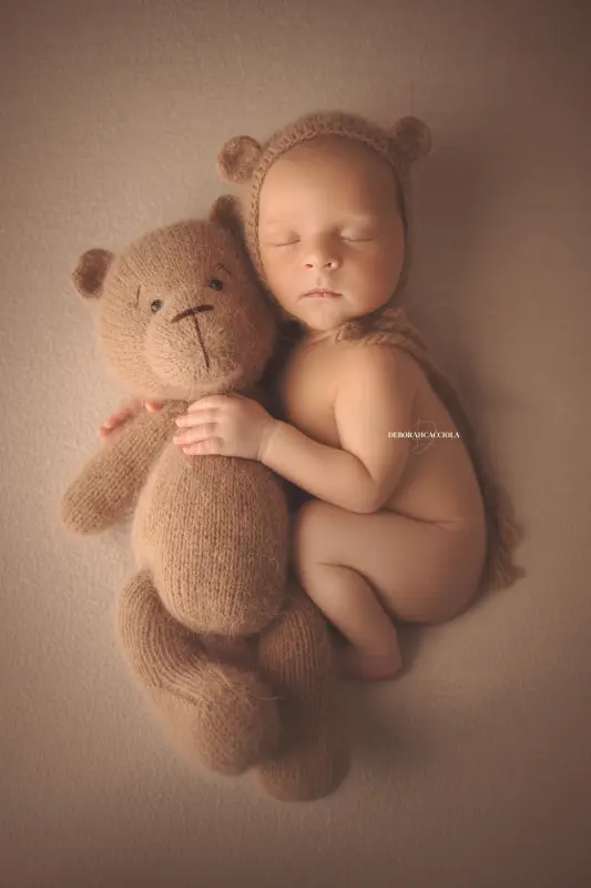 Séance bébé à Orléans - instant tendre avec bébé, portrait vertical soigné, couleurs douces