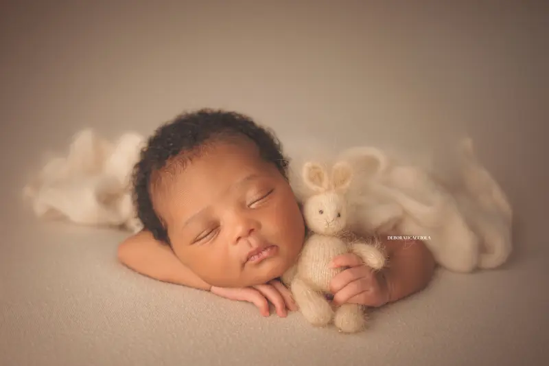 Portrait nouveau-né Orléans : portrait délicat de bébé, cadrage horizontal équilibré, rendu naturel