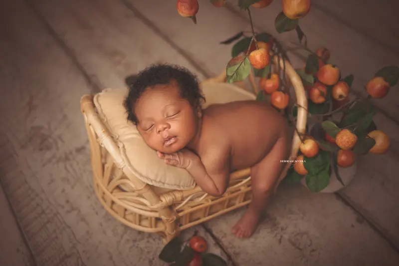 Photo nouveau-né à Orléans, bébé dans ses premiers jours, composition large et naturelle, tonalités naturelles