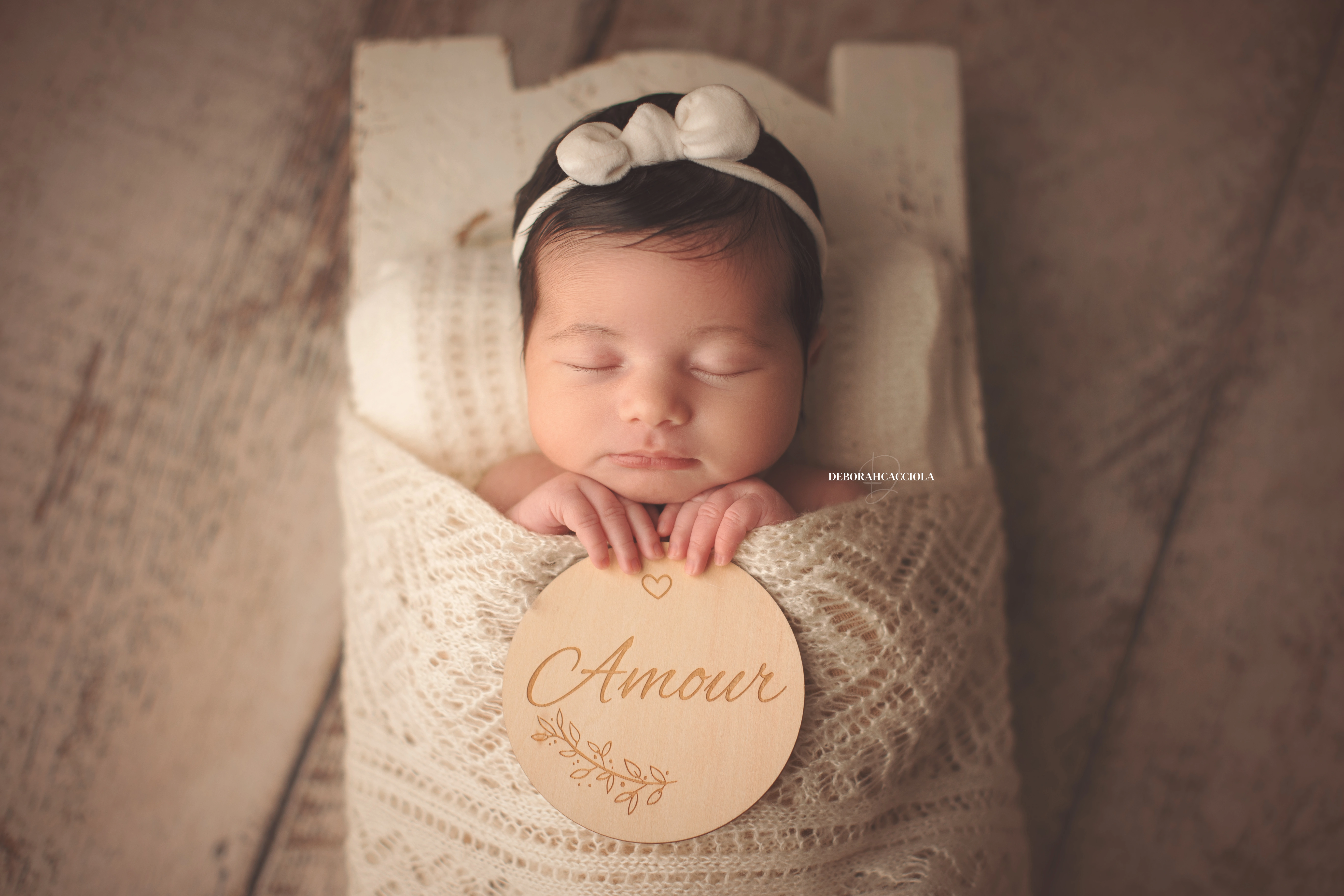 Séance bébé en studio à Orléans : portrait délicat de bébé, cadrage horizontal équilibré, palette claire