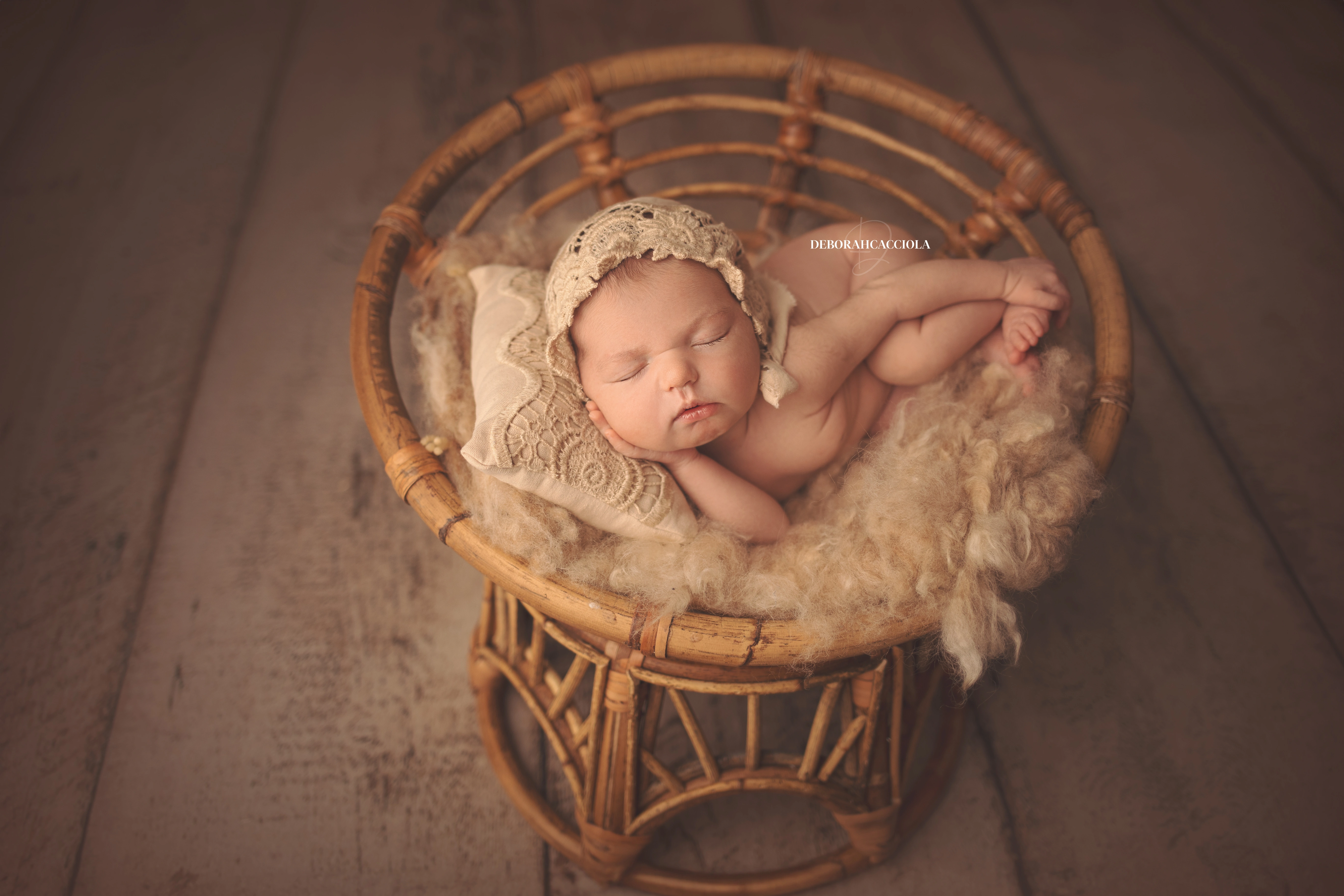 Séance bébé en studio à Orléans : portrait délicat de bébé, cadrage horizontal équilibré, couleurs douces