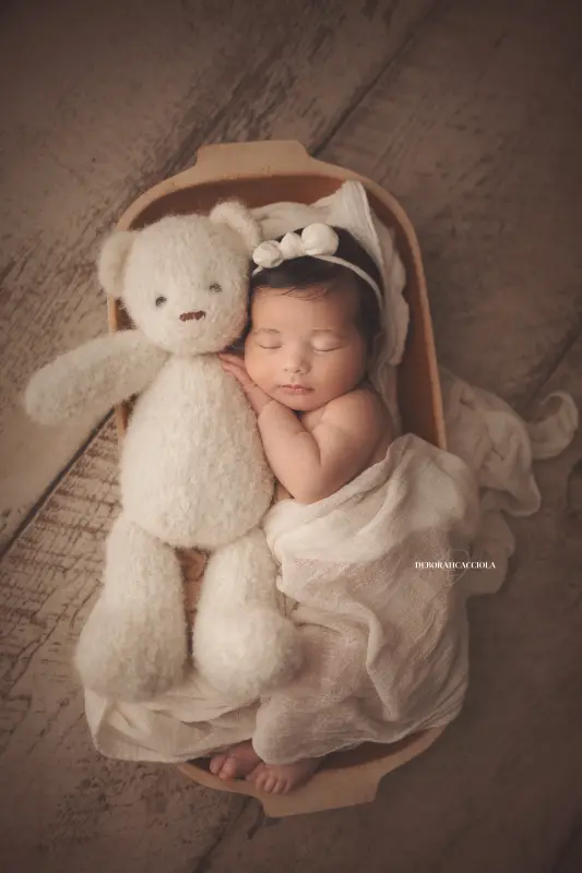 Séance bébé en studio à Orléans : nouveau-né en studio, cadrage vertical doux, tonalités naturelles