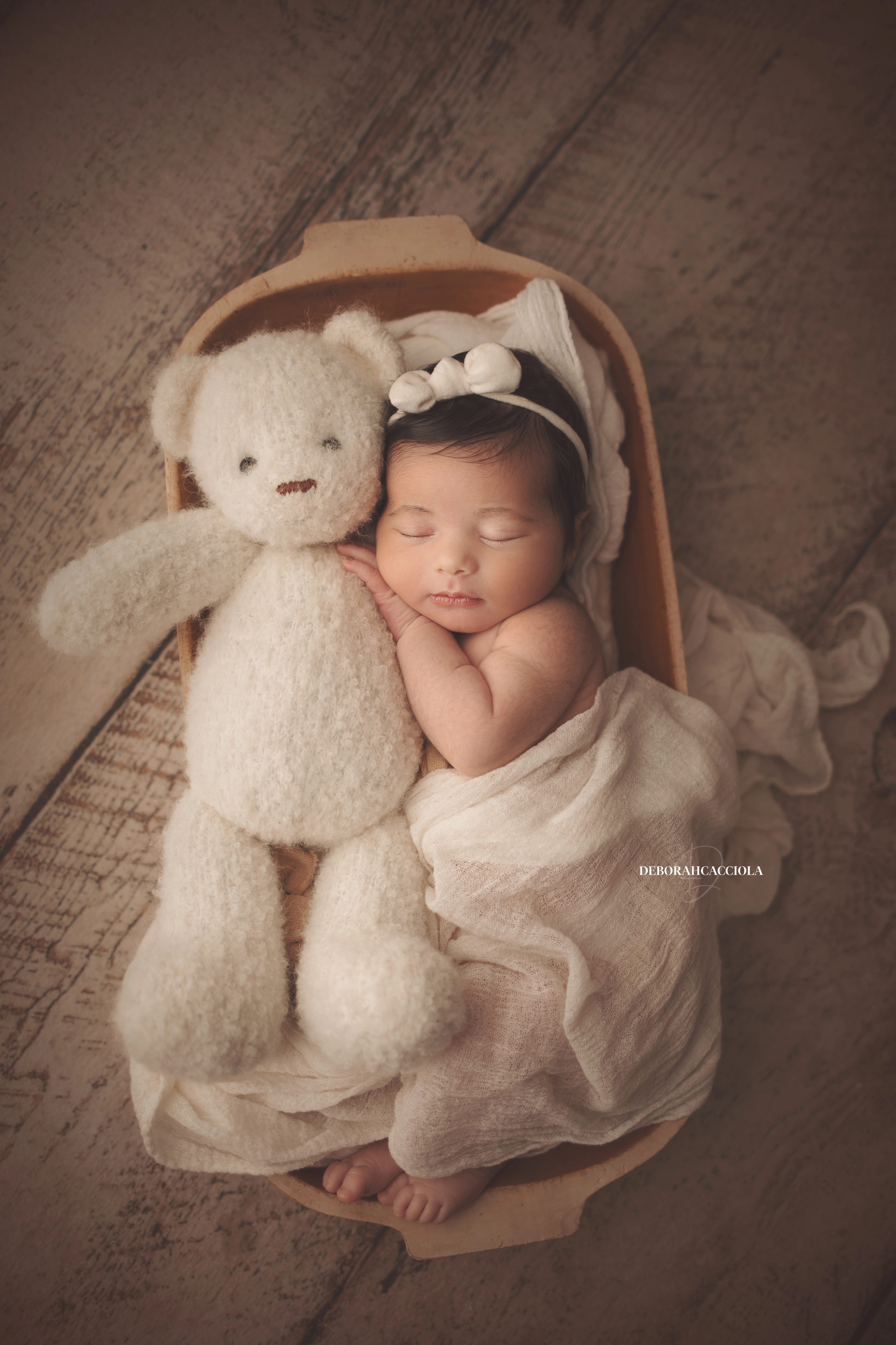 Séance bébé en studio à Orléans : nouveau-né en studio, cadrage vertical doux, tonalités naturelles
