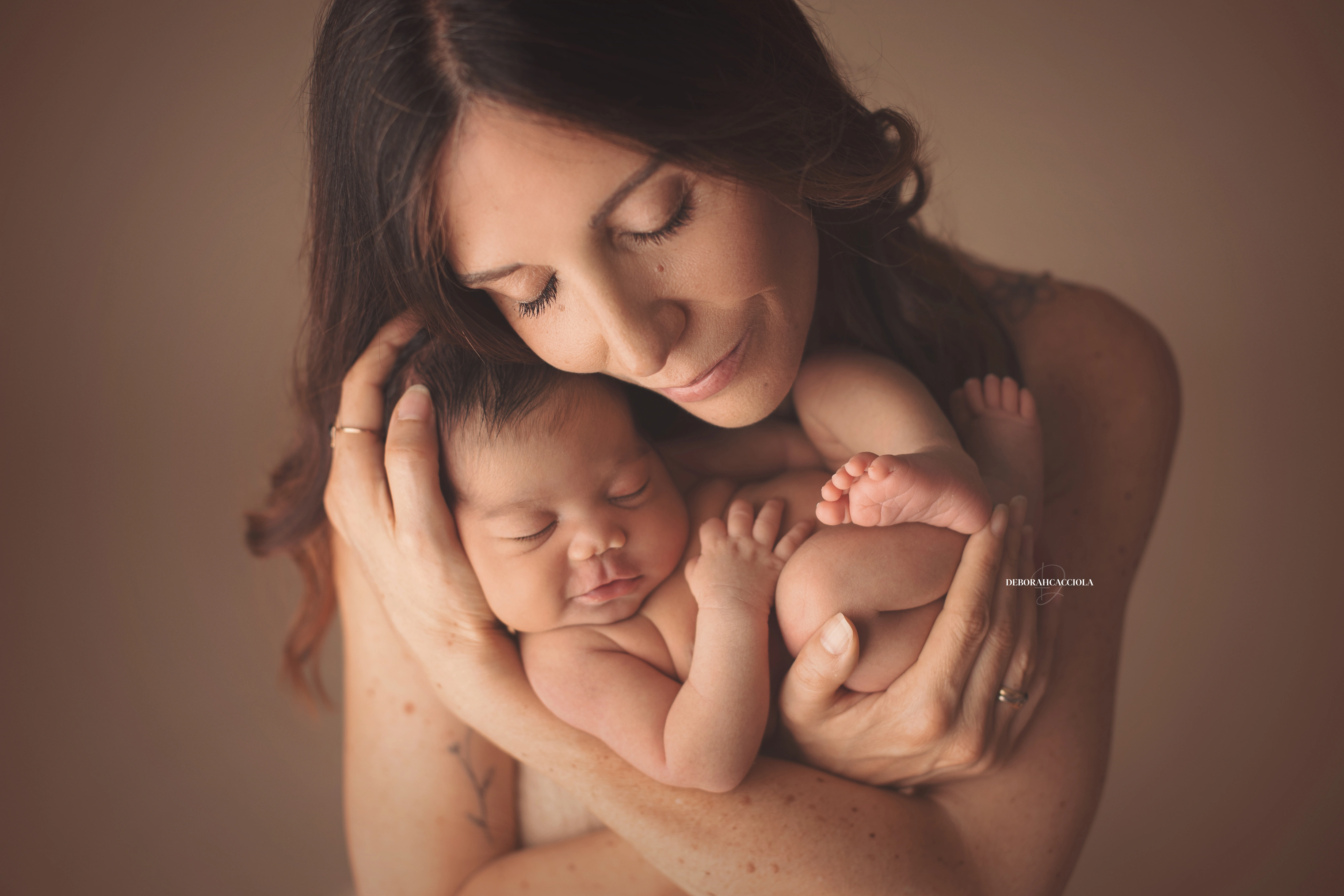 Portrait nouveau-né Orléans : portrait délicat de bébé, cadrage horizontal équilibré, couleurs douces