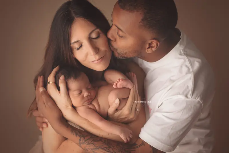 Portrait nouveau-né à Orléans : instant tendre avec bébé, plan large harmonieux, rendu naturel