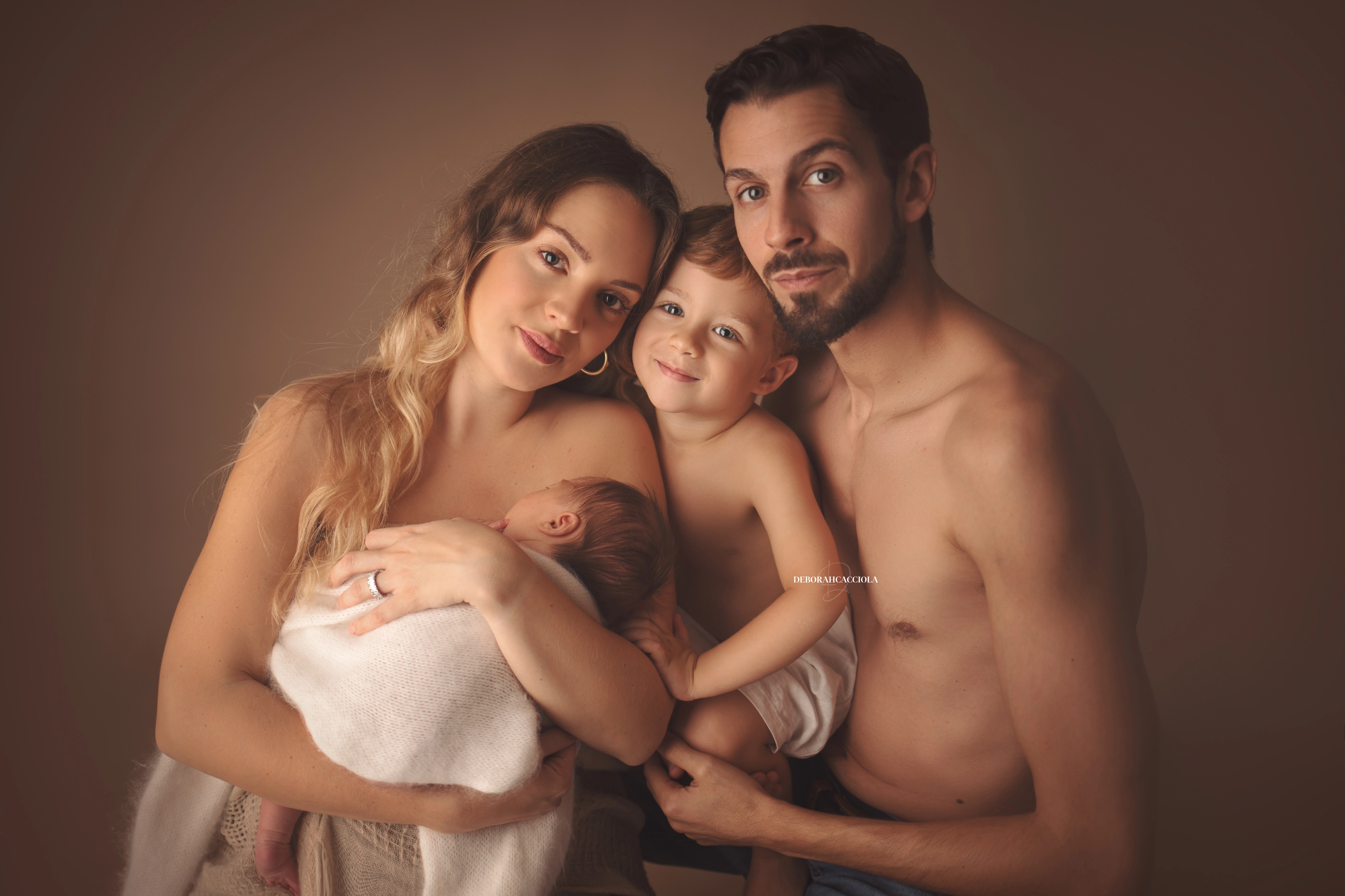 Portrait nouveau-né à Orléans : instant tendre avec bébé, plan large harmonieux, rendu naturel