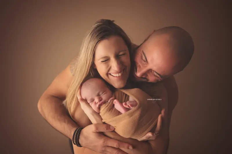 Photo nouveau-né studio Orléans : nouveau-né en studio, scène panoramique douce, palette claire