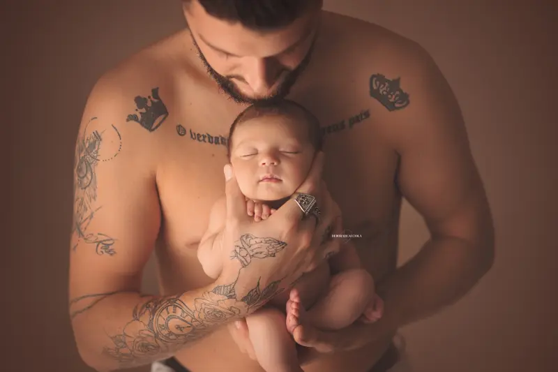 Séance bébé en studio à Orléans : portrait délicat de bébé, cadrage horizontal équilibré, couleurs équilibrées