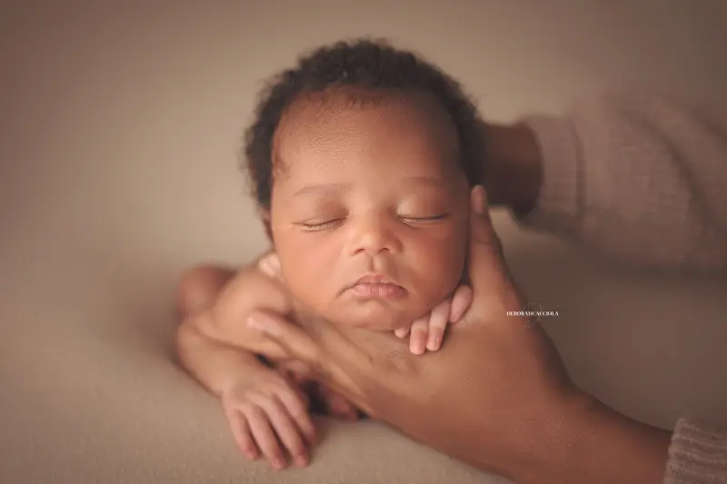 Portrait nouveau-né à Orléans : bébé dans ses premiers jours, composition large et naturelle, couleurs équilibrées