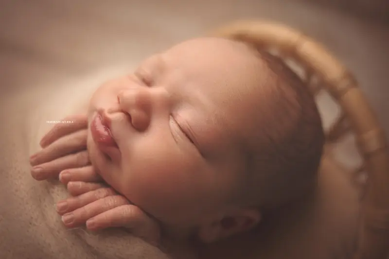 Portrait nouveau-né Orléans : portrait délicat de bébé, cadrage horizontal équilibré, tonalités naturelles
