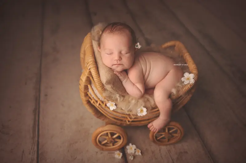Photo nouveau-né à Orléans, instant tendre avec bébé, plan large harmonieux, couleurs douces