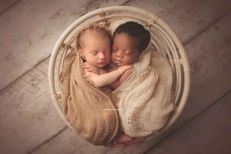 Séance bébé en studio à Orléans : portrait délicat de bébé, cadrage horizontal équilibré, rendu naturel