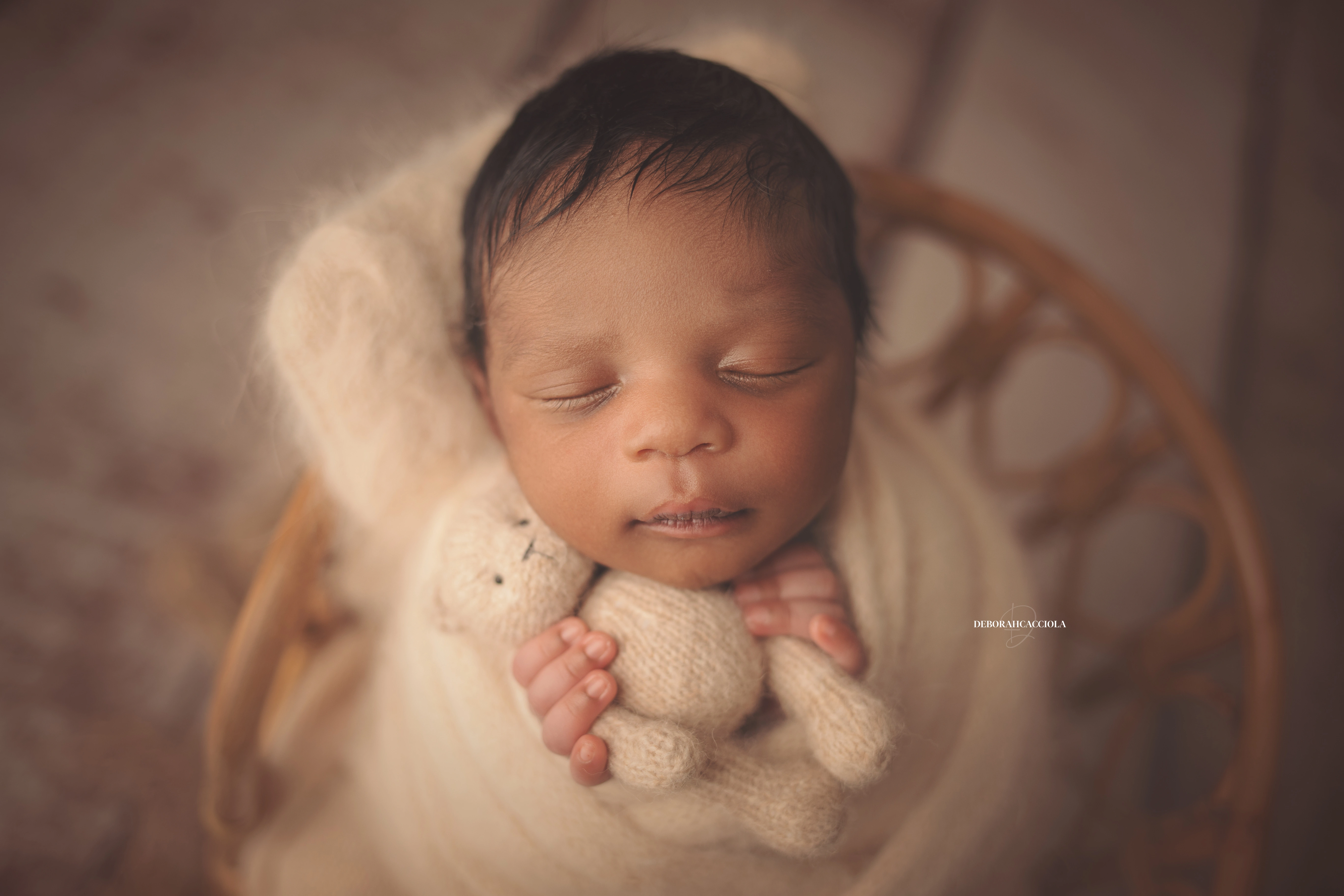 Photo nouveau-né à Orléans, bébé dans ses premiers jours, composition large et naturelle, couleurs douces