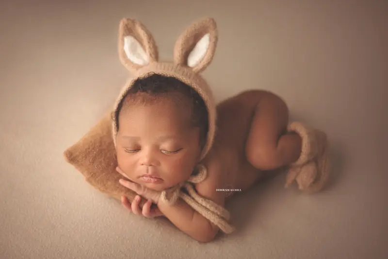 Séance bébé en studio à Orléans : nouveau-né en studio, scène panoramique douce, rendu naturel