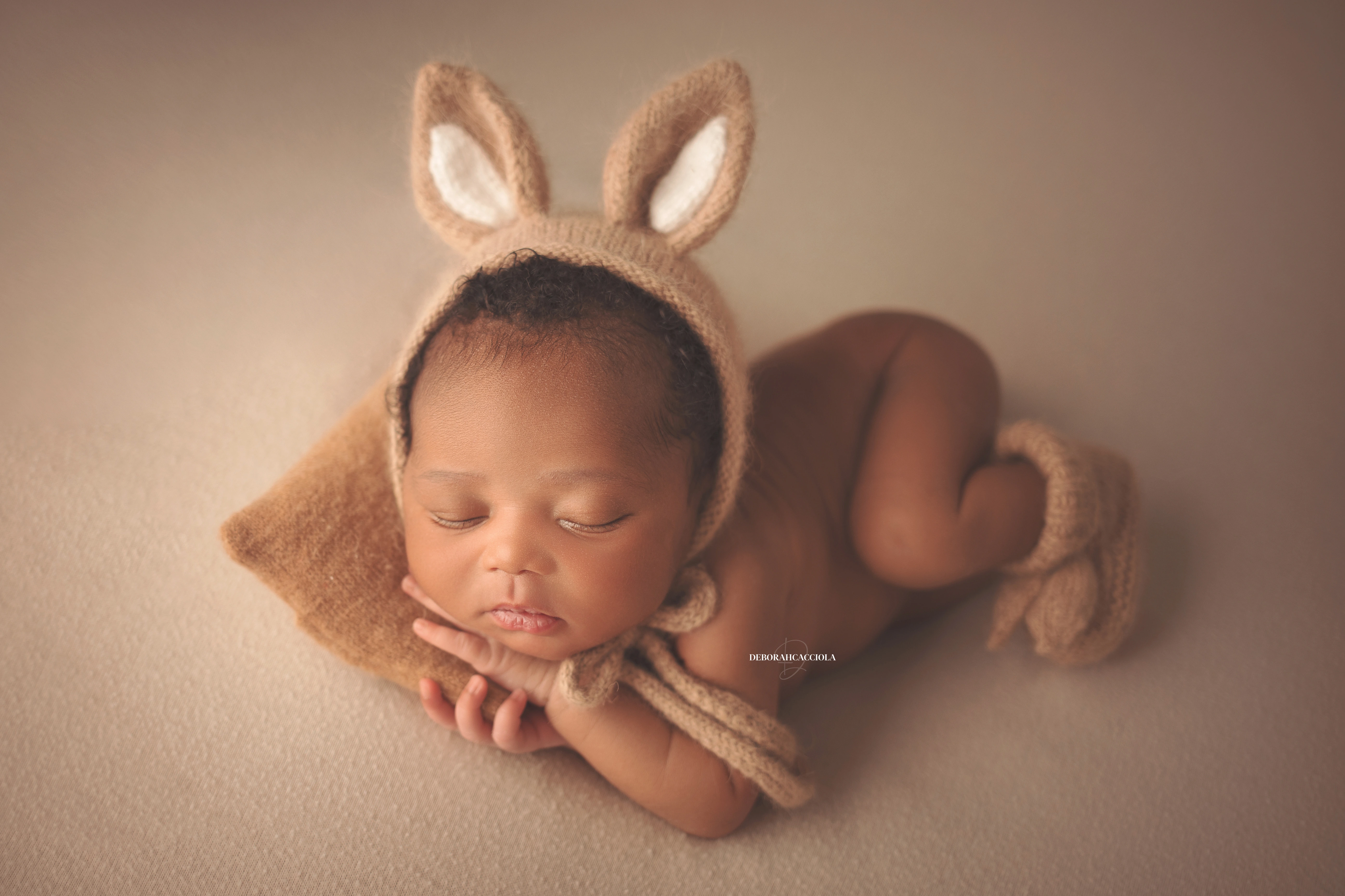 Séance bébé en studio à Orléans : nouveau-né en studio, scène panoramique douce, rendu naturel