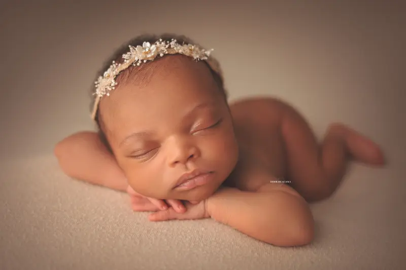 Séance bébé en studio à Orléans : nouveau-né en studio, scène panoramique douce, tonalités naturelles