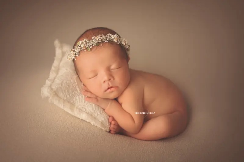 Portrait nouveau-né à Orléans : bébé dans ses premiers jours, composition large et naturelle, tonalités naturelles