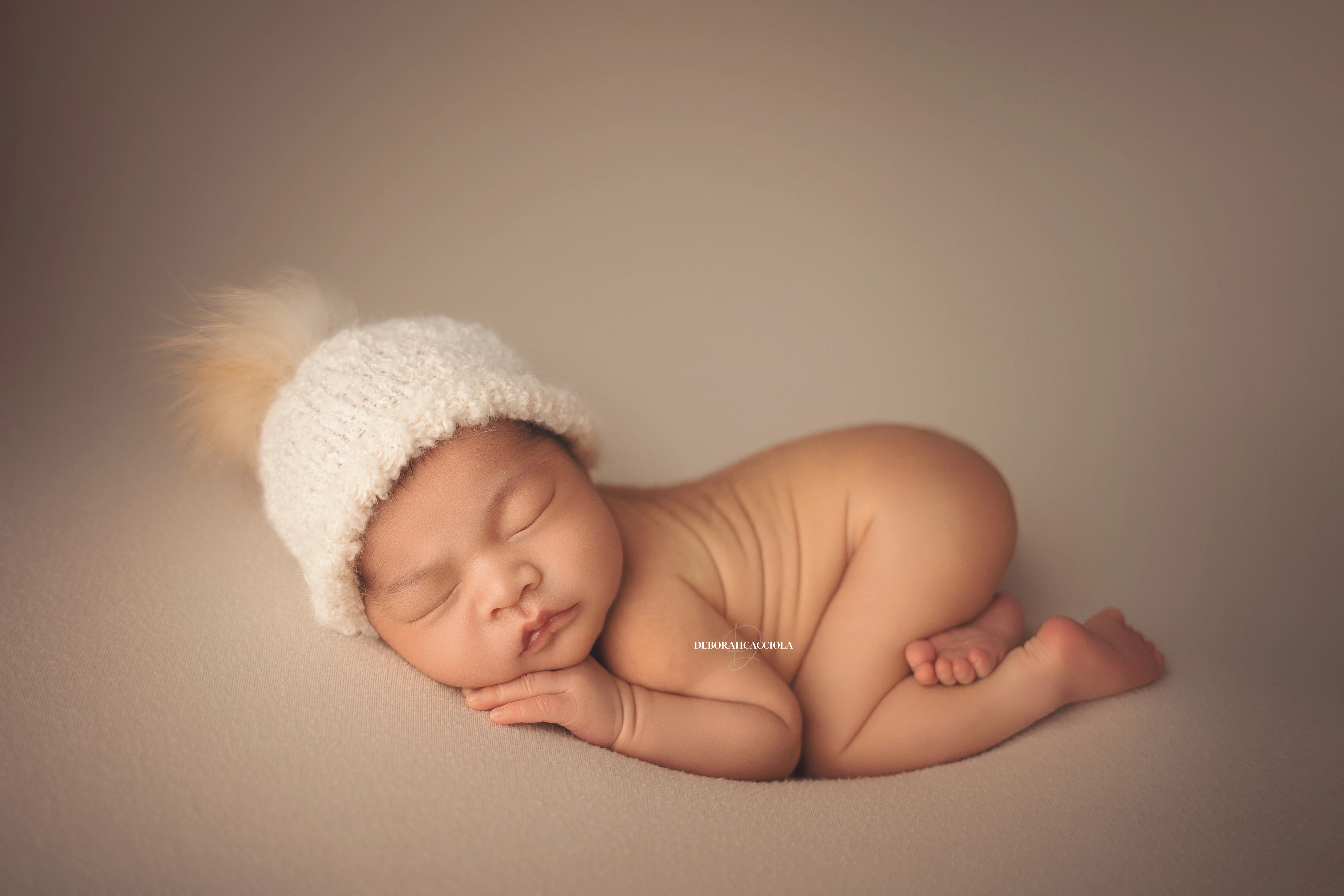 Portrait nouveau-né Orléans : portrait délicat de bébé, cadrage horizontal équilibré, palette claire