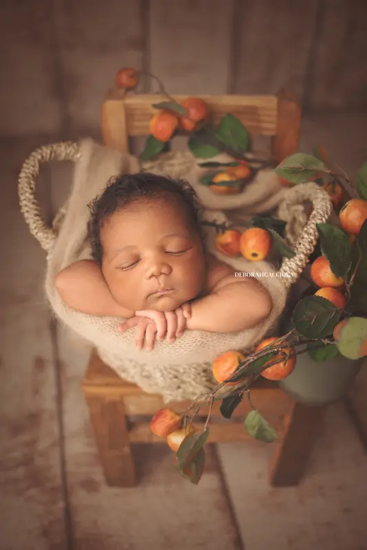 Séance bébé à Orléans - instant tendre avec bébé, portrait vertical soigné, rendu naturel