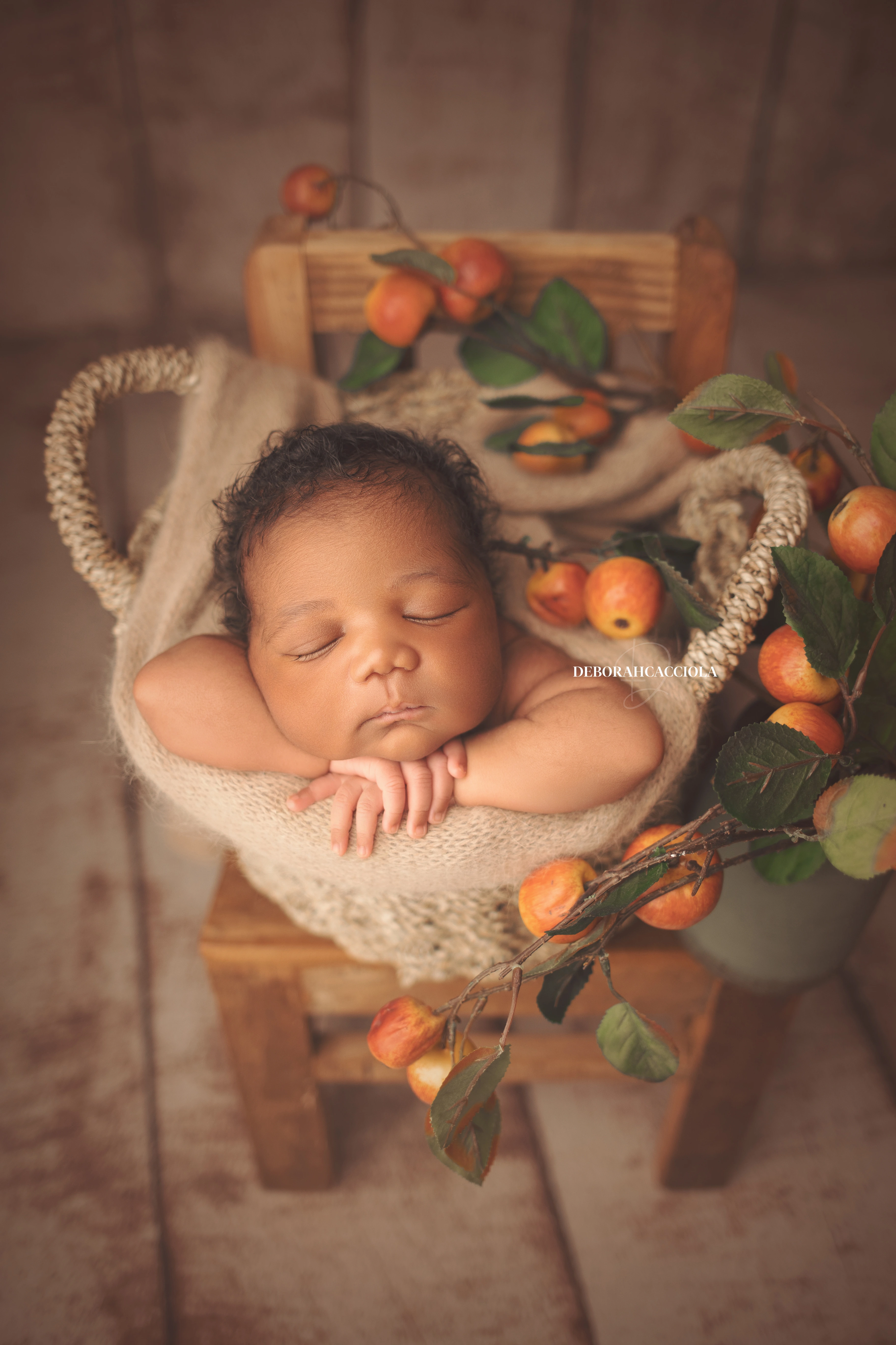 Séance bébé à Orléans - instant tendre avec bébé, portrait vertical soigné, rendu naturel