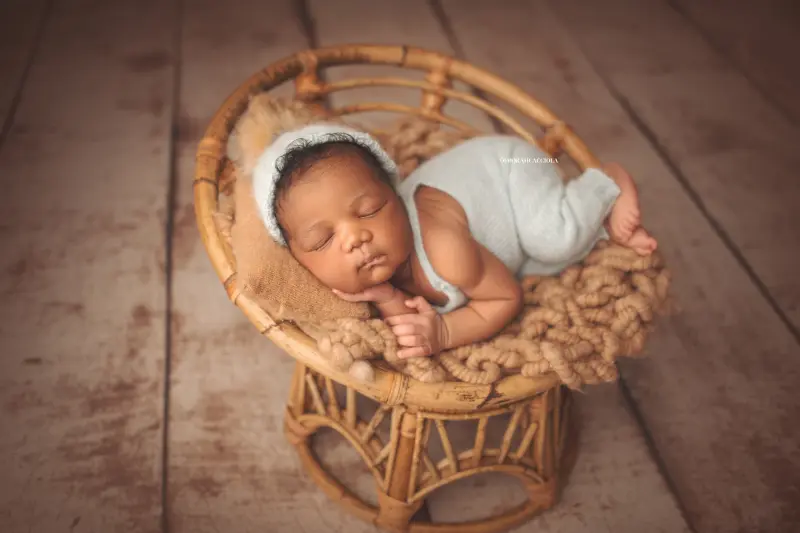 Portrait nouveau-né Orléans : portrait délicat de bébé, cadrage horizontal équilibré, tonalités naturelles