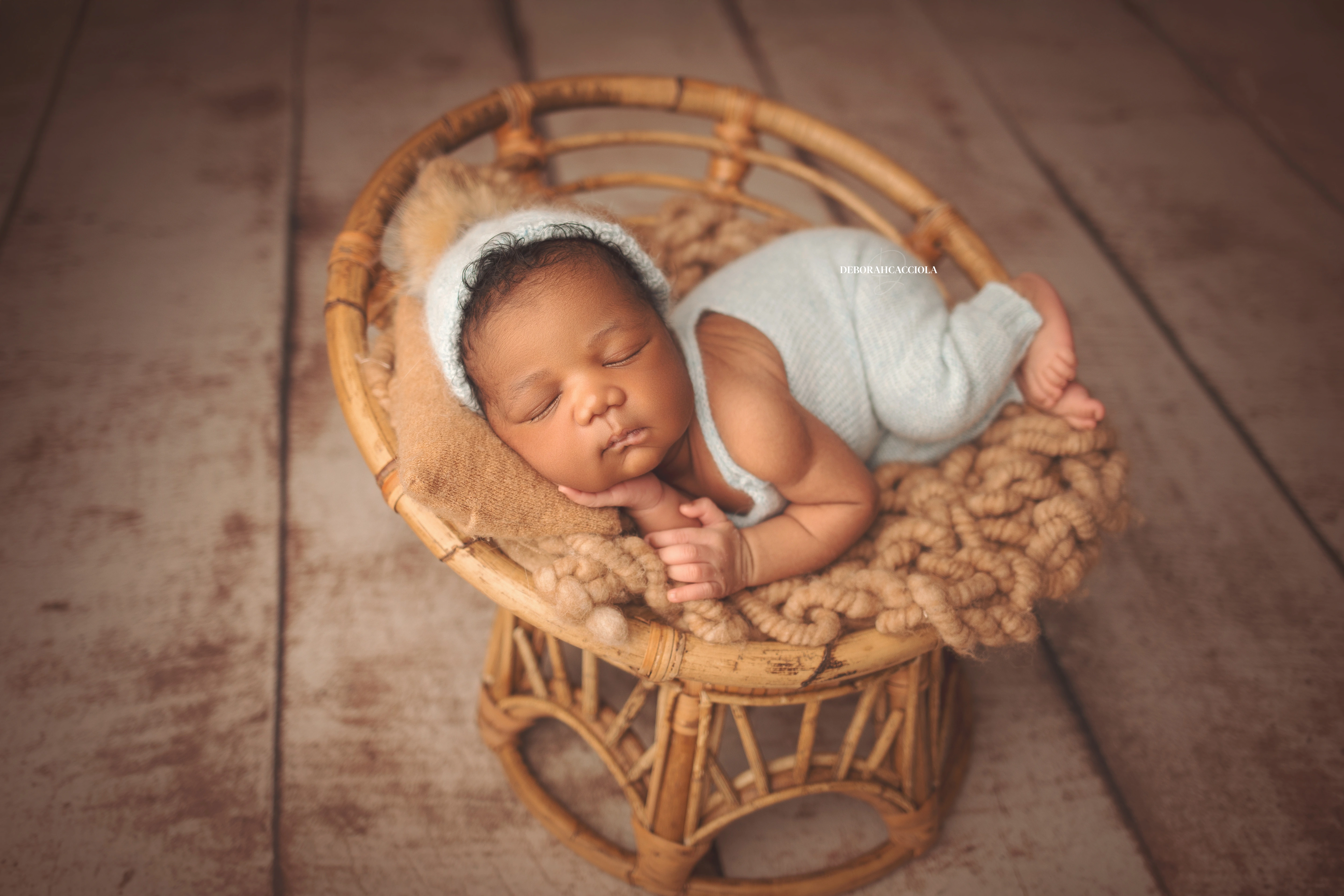 Portrait nouveau-né Orléans : portrait délicat de bébé, cadrage horizontal équilibré, tonalités naturelles