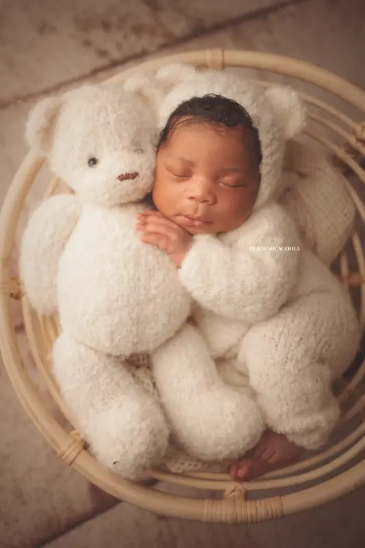 Portrait nouveau-né Orléans : nouveau-né en studio, cadrage vertical doux, couleurs équilibrées