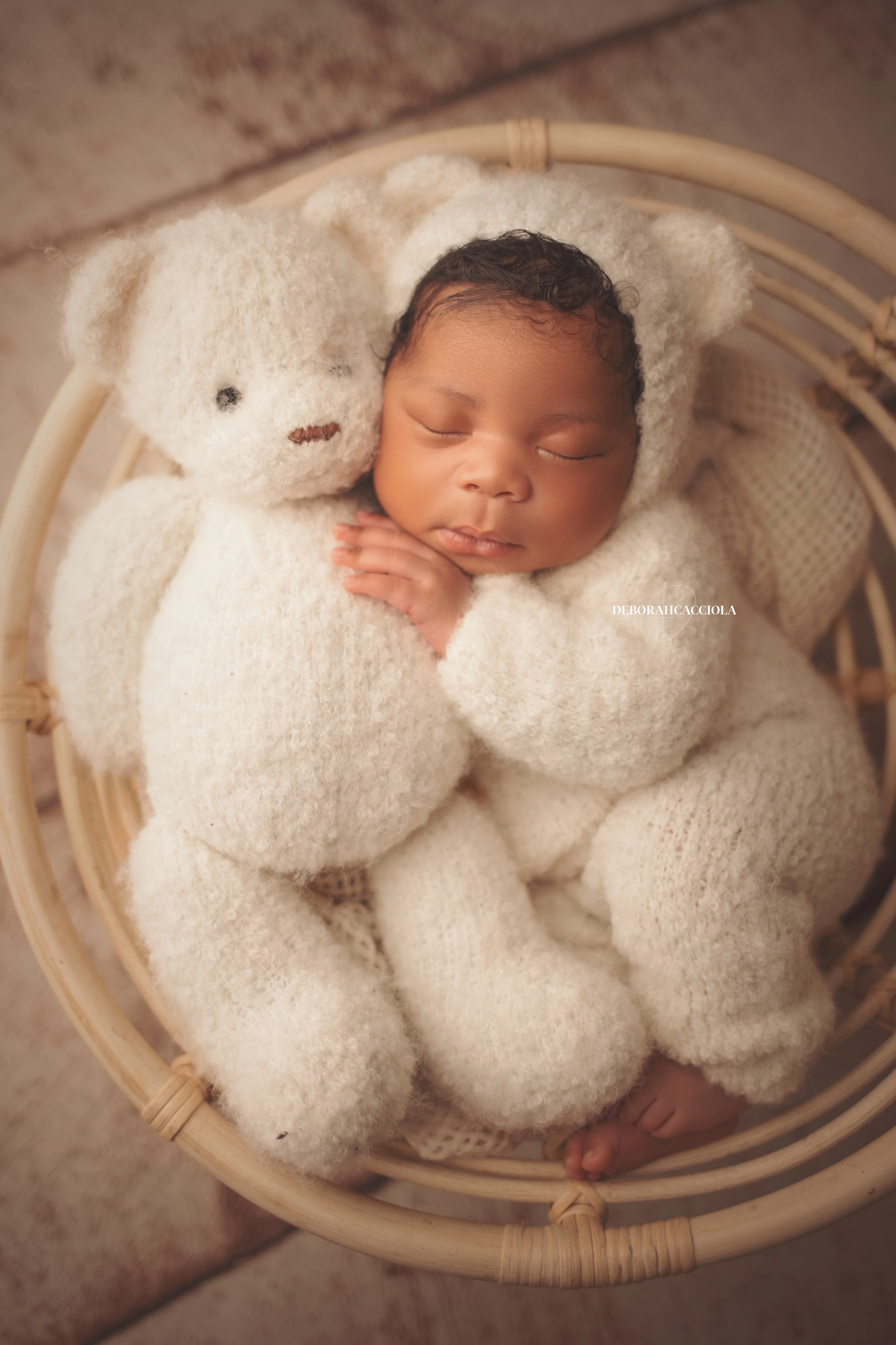 Portrait nouveau-né Orléans : nouveau-né en studio, cadrage vertical doux, couleurs équilibrées