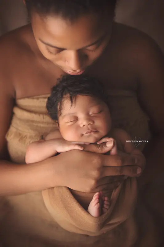 Séance bébé en studio à Orléans : nouveau-né en studio, cadrage vertical doux, palette claire