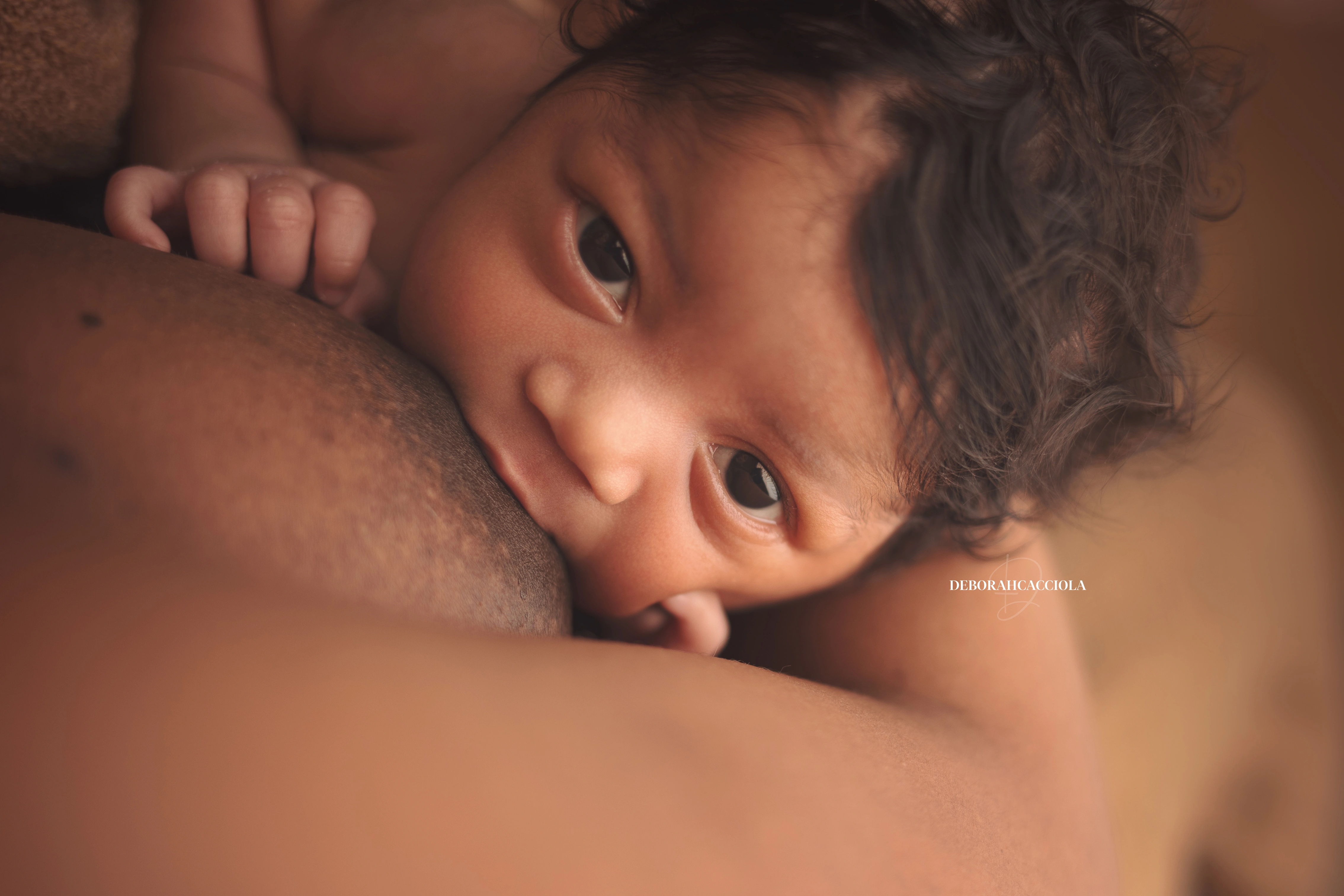 Séance bébé en studio à Orléans : portrait délicat de bébé, cadrage horizontal équilibré, couleurs équilibrées