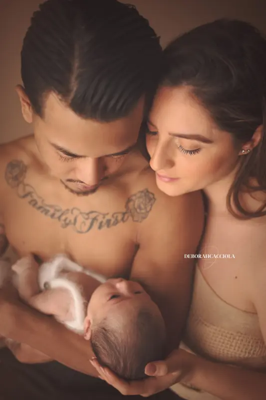 Séance bébé en studio à Orléans : nouveau-né en studio, cadrage vertical doux, couleurs douces