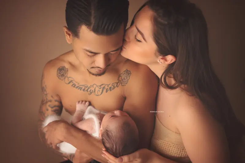 Portrait nouveau-né à Orléans : instant tendre avec bébé, plan large harmonieux, tonalités naturelles