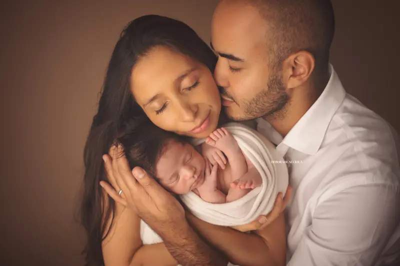 Photo nouveau-né à Orléans, bébé dans ses premiers jours, composition large et naturelle, palette claire