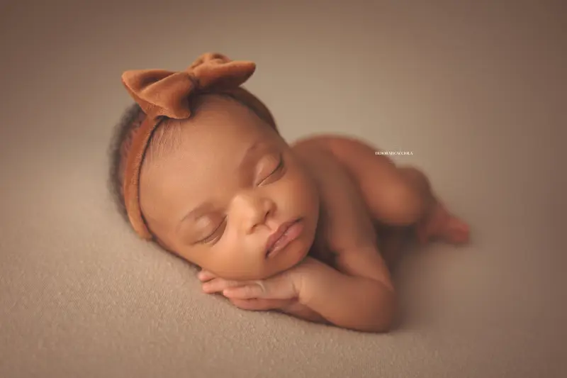 Portrait nouveau-né Orléans : nouveau-né en studio, scène panoramique douce, couleurs douces