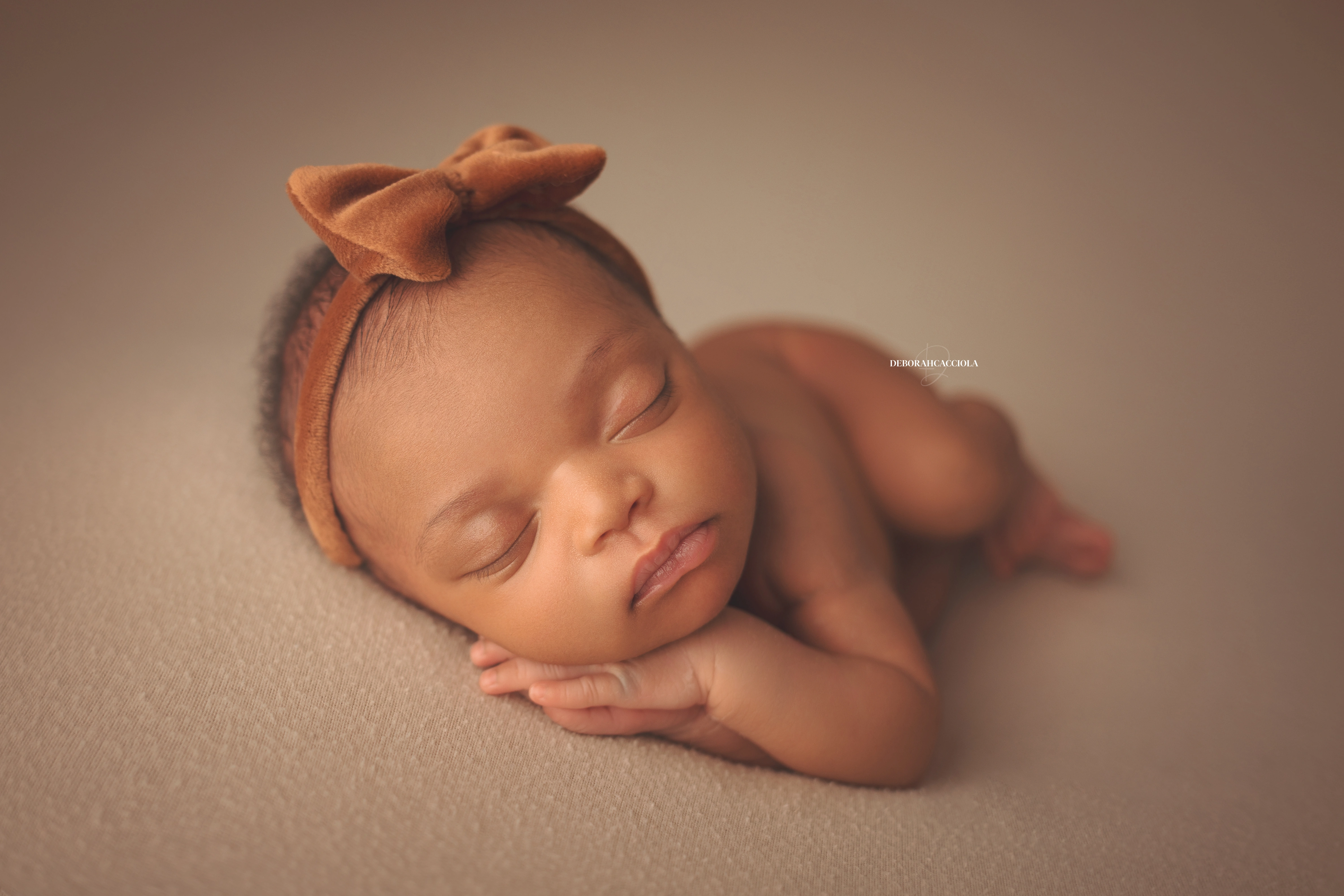 Portrait nouveau-né Orléans : nouveau-né en studio, scène panoramique douce, couleurs douces