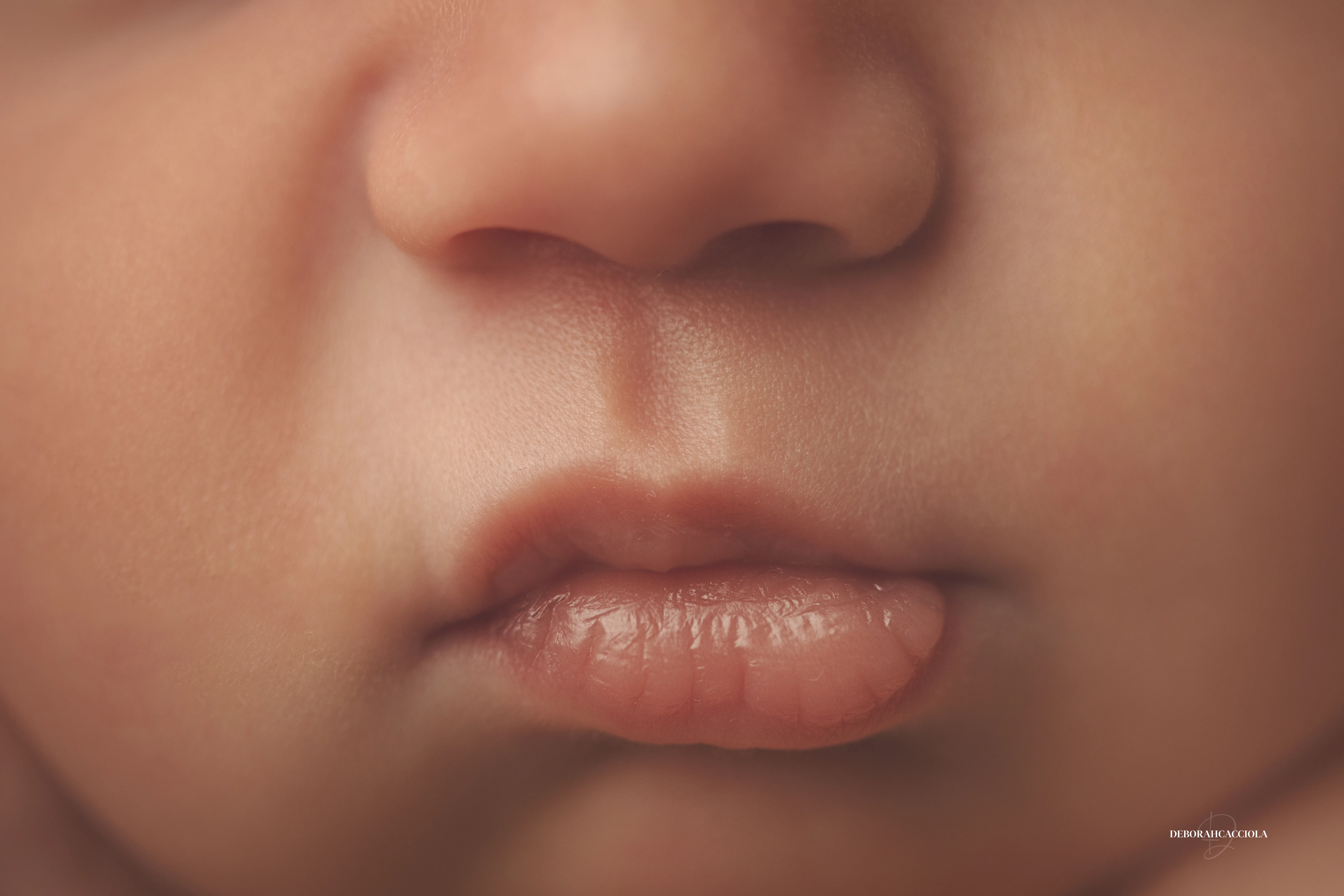 Portrait nouveau-né à Orléans : instant tendre avec bébé, plan large harmonieux, couleurs douces