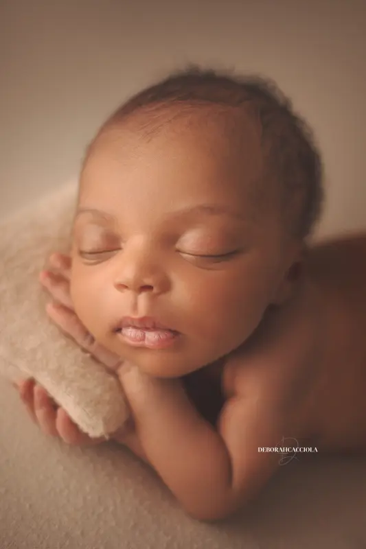 Portrait nouveau-né à Orléans : bébé dans ses premiers jours, plan vertical naturel, rendu naturel