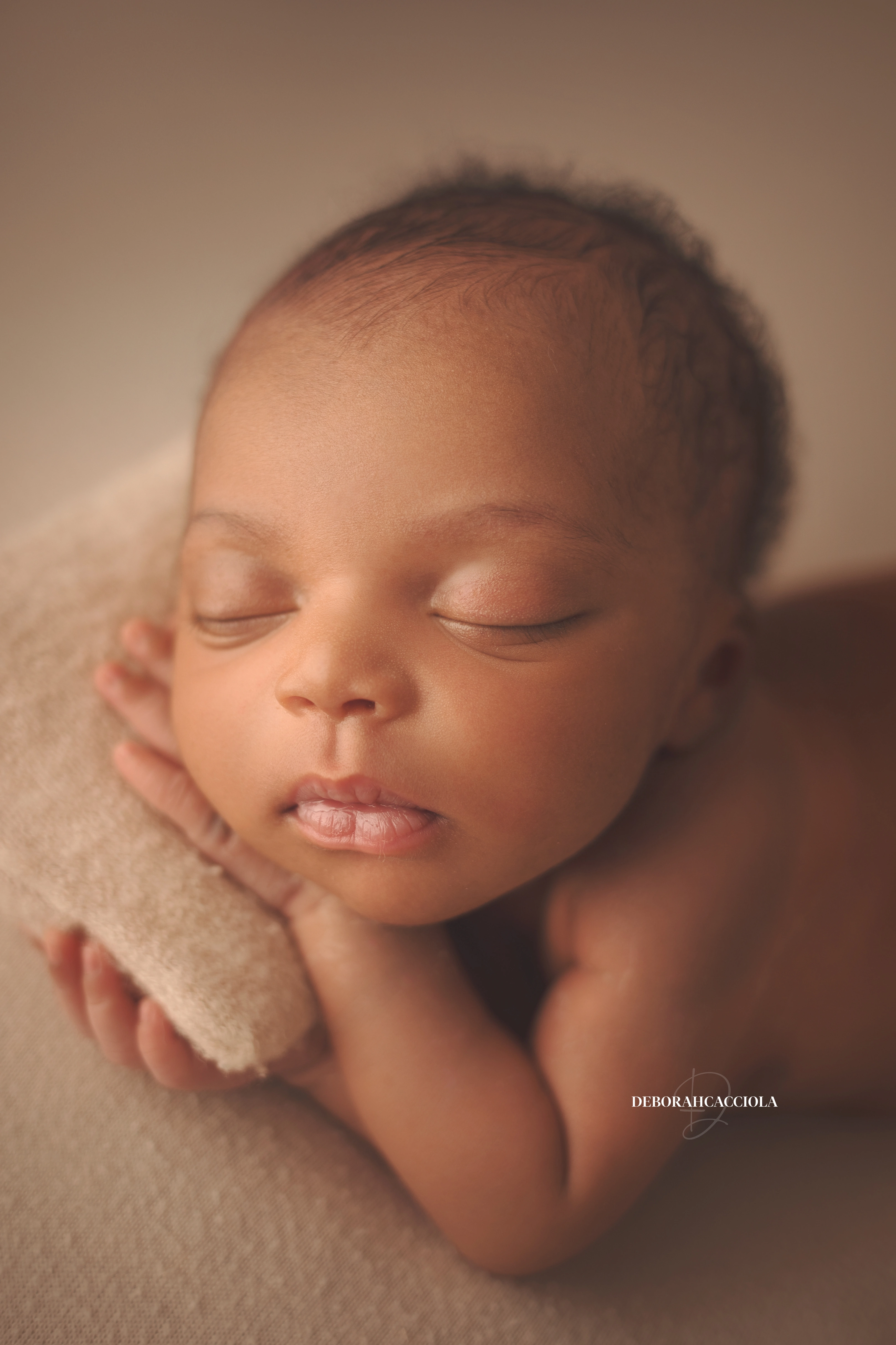 Portrait nouveau-né à Orléans : bébé dans ses premiers jours, plan vertical naturel, rendu naturel