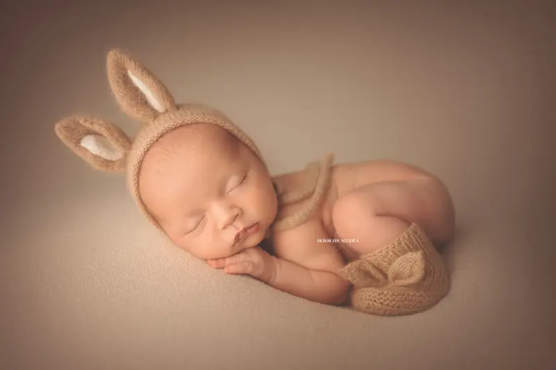 Portrait nouveau-né Orléans : nouveau-né en studio, scène panoramique douce, couleurs équilibrées