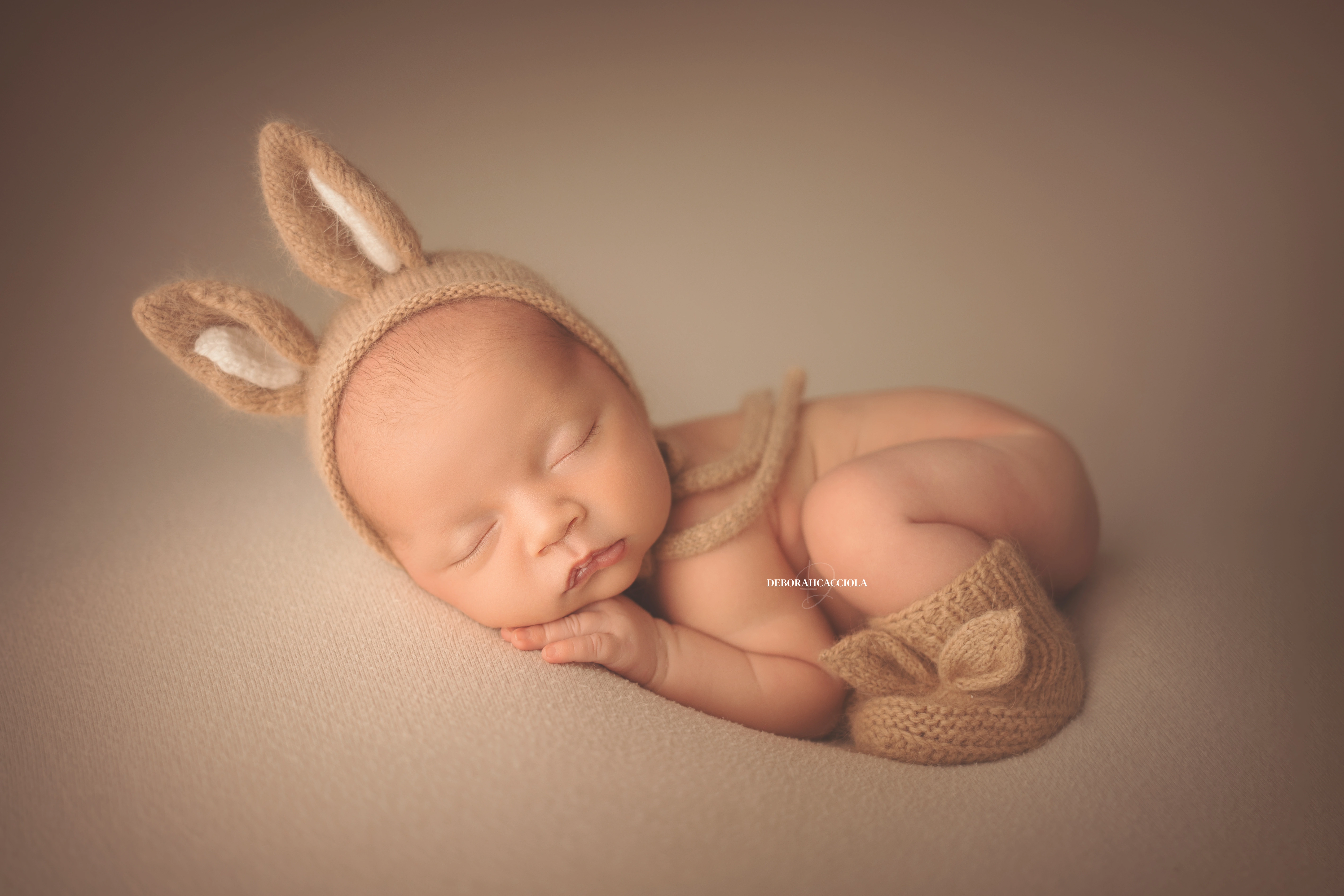 Portrait nouveau-né Orléans : nouveau-né en studio, scène panoramique douce, couleurs équilibrées