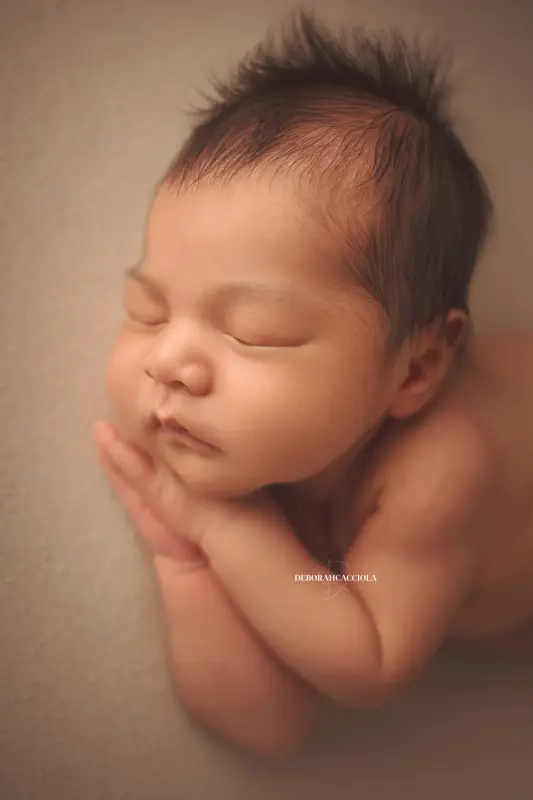 Portrait nouveau-né Orléans : portrait délicat de bébé, composition resserrée élégante, couleurs douces